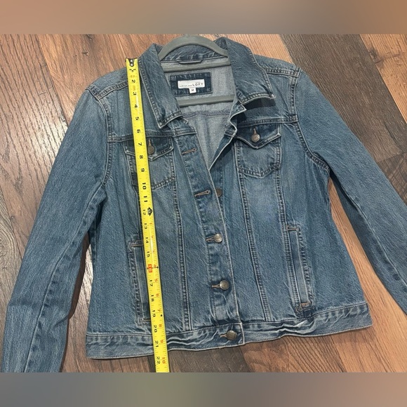 LOFT Classic Denim Jean Jacket in size medium. Great condition! - Picture 3 of 12